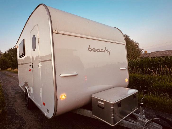 Caravan Hobby Beachy 450 model 2023, Caravans en Kamperen, Caravans, Particulier, tot en met 6, 750 - 1000 kg, Standaardzit, Hobby