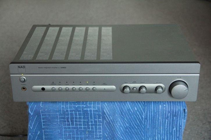 NAD C 320BEE, befaamde stereoversterker in nieuwstaat, Audio, Tv en Foto, Versterkers en Receivers, Zo goed als nieuw, Stereo