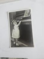 KLEIN MEISJE  ACHTER DE PIANO, Ophalen of Verzenden, Voor 1920, Kinderen