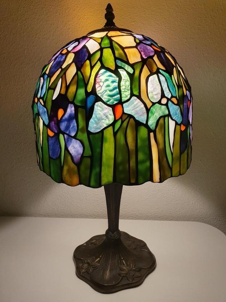 Tiffany tafellamp met Iris bloemen motief, Huis en Inrichting, Lampen | Tafellampen, Zo goed als nieuw, 50 tot 75 cm, Glas, Ophalen