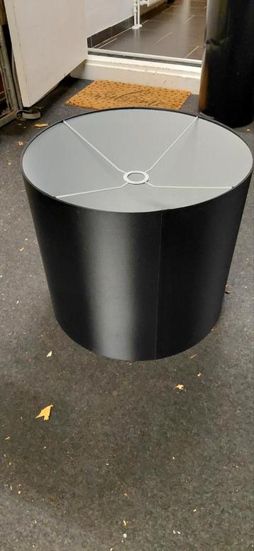 Mooie zwarte lampenkap beschikbaar voor biedingen