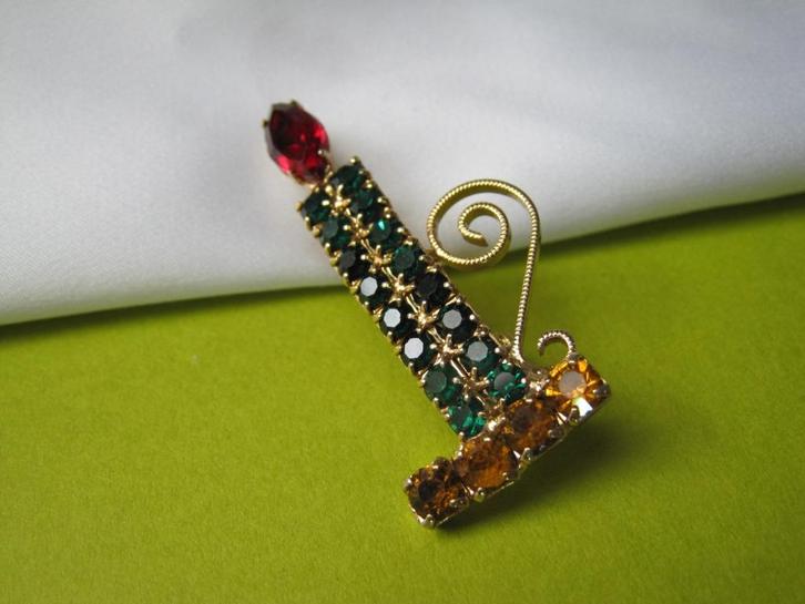 Broche kerst goudkleurige kandelaar/ rijnsteentjes, Diversen, Kerst, Zo goed als nieuw, Verzenden