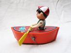 MS China 147. Jongetje in roeibootje met opwindmechaniek., Antiek en Kunst, Antiek | Speelgoed, Ophalen of Verzenden
