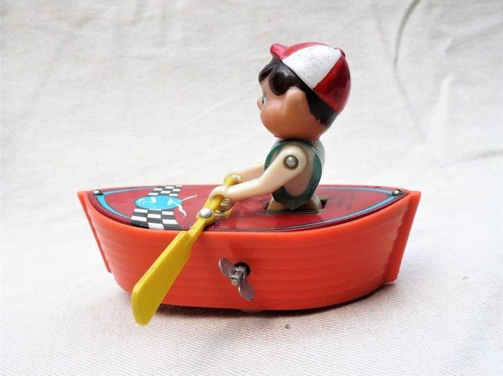 MS China 147. Jongetje in roeibootje met opwindmechaniek., Antiek en Kunst, Antiek | Speelgoed, Ophalen of Verzenden