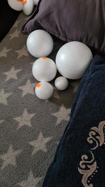 Partij piepschuim ballen beschikbaar voor biedingen