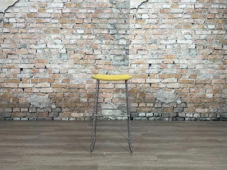 Cappellini Hi Pad Stool geel bij TheReSales, Huis en Inrichting, Barkrukken, Zo goed als nieuw, 60 tot 90 cm, Metaal, 1 kruk, Ophalen of Verzenden