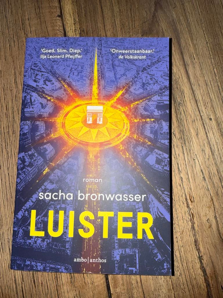 Sacha Bronwasser - Luister (Roman), Boeken, Romans, Ophalen of Verzenden, Zo goed als nieuw, Nederland