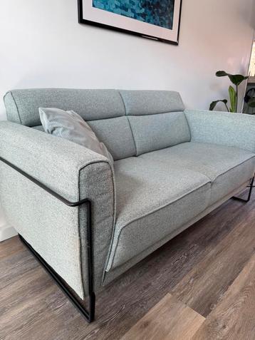 Tweepersoons Bank - Lichtgrijs met Zwart Frame Modern Design beschikbaar voor biedingen