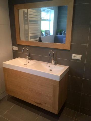 Zwevend eiken badkamermeubel