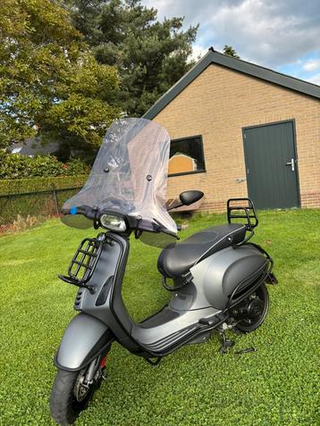 Vespa sprint beschikbaar voor biedingen