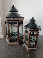 Twee houten lantaarns met ijzer afgewerkt., Huis en Inrichting, Woonaccessoires | Kandelaars en Kaarsen, Gebruikt, Hout, 50 tot 75 cm