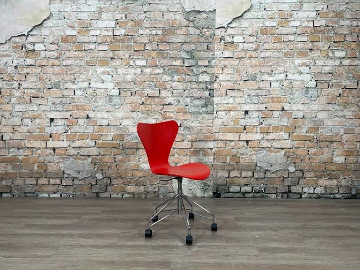 Fritz Hansen Vlinder rood bij TheReSales, Huis en Inrichting, Stoelen, Zo goed als nieuw, Eén, Hout, Metaal, Rood, Ophalen of Verzenden