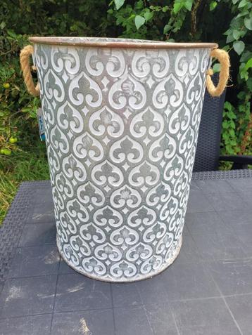 Leuke grote plantenbak / plantenemmer 50 cm hoog x 36 cm beschikbaar voor biedingen