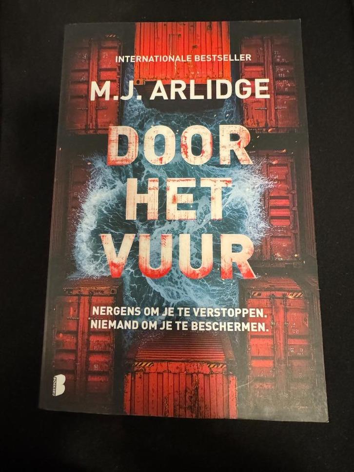Door het vuur – M.J. Arlidge (thriller, Helen Grace-serie), Boeken, Thrillers, Gelezen, Nederland, Ophalen of Verzenden