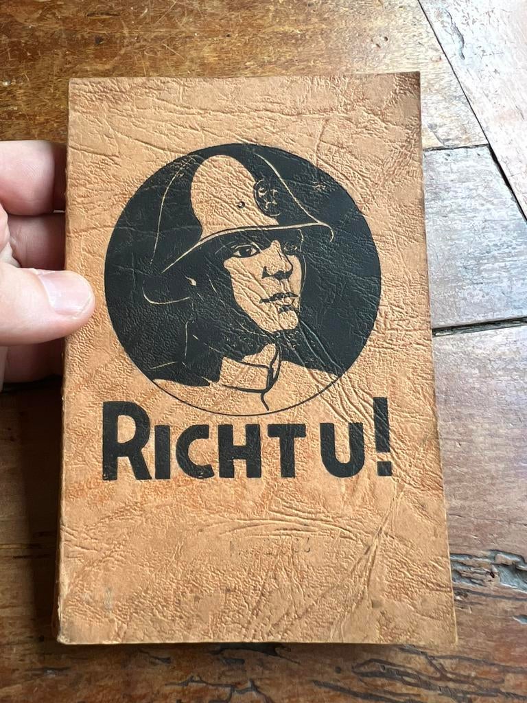Nederlands mobilisatie handboek ''Richt U'' helm LVA 1939, Verzamelen, Verzenden, Nederland