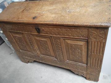 Een super mooie doorleefde zeer oude eikenhouten houten kist beschikbaar voor biedingen