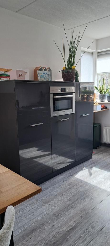 Keuken, grijs en één witte bovenkast en een bruin blad., Huis en Inrichting, Keuken | Complete keukens, Gebruikt, Wit, Ophalen