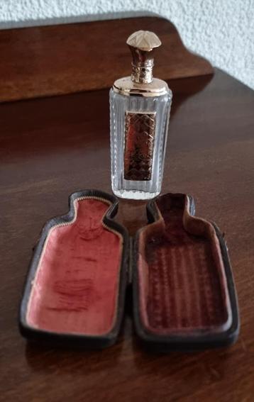 Parfumflesje  met gouden monturen beschikbaar voor biedingen
