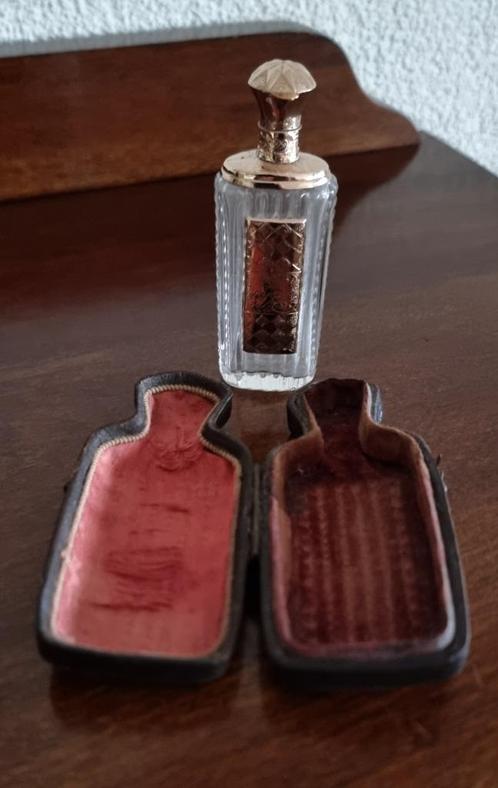 Parfumflesje  met gouden monturen, Antiek en Kunst, Antiek | Goud en Zilver, Goud, Ophalen of Verzenden