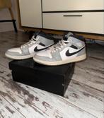 Jordan 1 Mid Light Smoke Grey - Zo Goed Als Nieuw, Kleding | Heren, Schoenen, Ophalen of Verzenden, Zo goed als nieuw, Zwart, Sneakers of Gympen