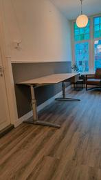Bureau (210) verstelbaar - met lade en kabelgoot, Ophalen, In hoogte verstelbaar, Zo goed als nieuw