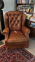 Oude chesterfield fauteuil - zitkussen heeft scheur, Huis en Inrichting, Fauteuils, Ophalen, Gebruikt, Hout, Chesterfield