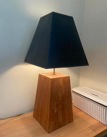 Sfeervolle houten tafellamp met gouden details beschikbaar voor biedingen