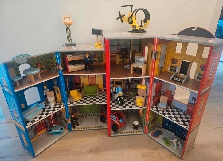 Kidkraft Brandweerkazerne & Politiebureau Speelhuis (hout), Kinderen en Baby's, Speelgoed | Poppenhuizen, Gebruikt, Poppenhuis