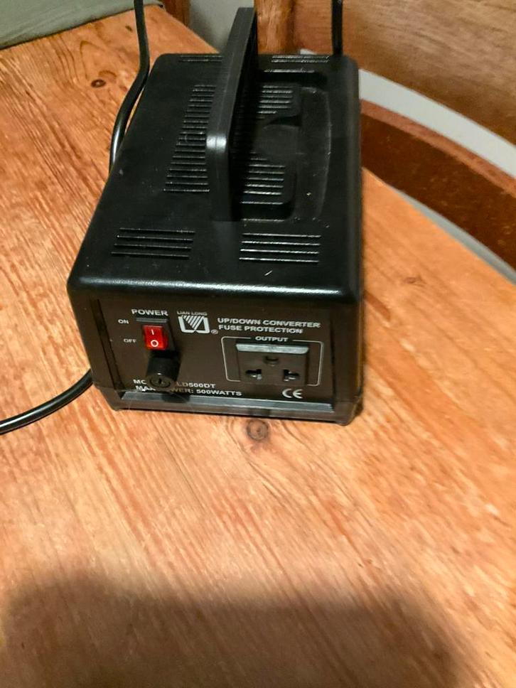 Zwarte omvormer van 110 Volt naar 220 Volt en andersom, Witgoed en Apparatuur, Overige Witgoed en Apparatuur, Zo goed als nieuw