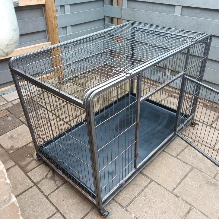Grote bench op wieltjes met remmen, wieltjes zijn nieuw, Dieren en Toebehoren, Hondenbenches, Gebruikt, Ophalen