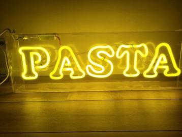 Oude neon lampen, reclameborden van pizza en pasta. beschikbaar voor biedingen