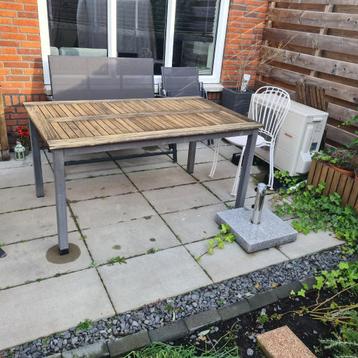 Hardhouten tuintafel alu frame en poten beschikbaar voor biedingen
