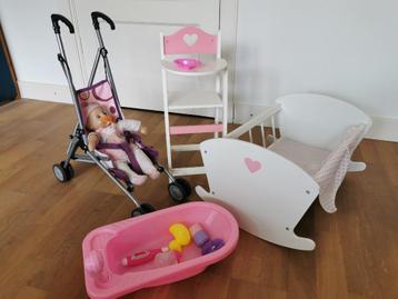 pop met poppenspullen: poppenbedje, -badje, -stoel en -buggy beschikbaar voor biedingen