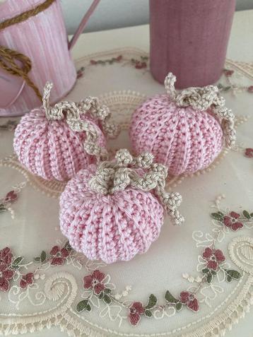 Met de hand gehaakte roze pompoentjes beschikbaar voor biedingen