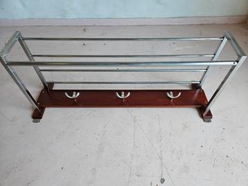 Vintage wandkapstok met chromen frame beschikbaar voor biedingen