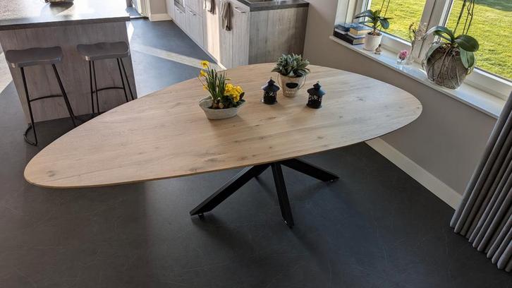 Grote kiezelvormige eettafel massief eikenhout, Huis en Inrichting, Tafels | Eettafels, Nieuw, 100 tot 150 cm, 200 cm of meer