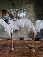 Struisvogelveren in goudgekleurde trompetvazen, Ophalen, Zo goed als nieuw