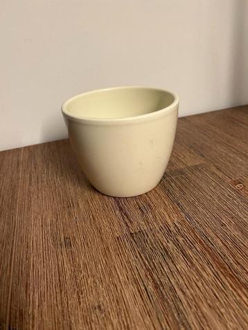 Bloempot beige 9 cm hoog  beschikbaar voor biedingen