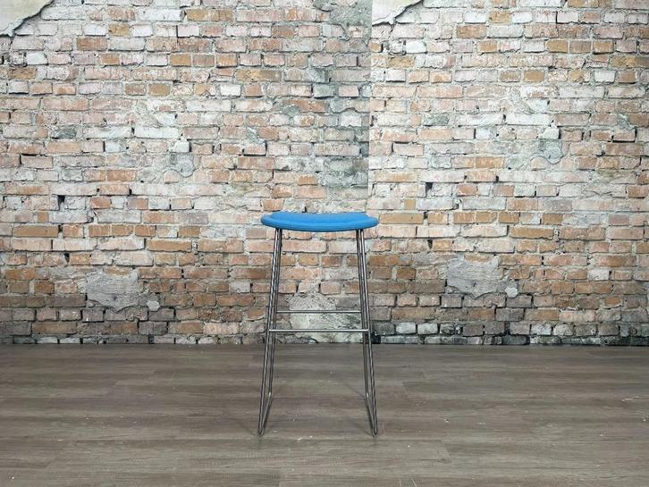 Cappellini Hi Pad Stool blauw bij TheReSales, Huis en Inrichting, Barkrukken, Zo goed als nieuw, 60 tot 90 cm, Metaal, 1 kruk