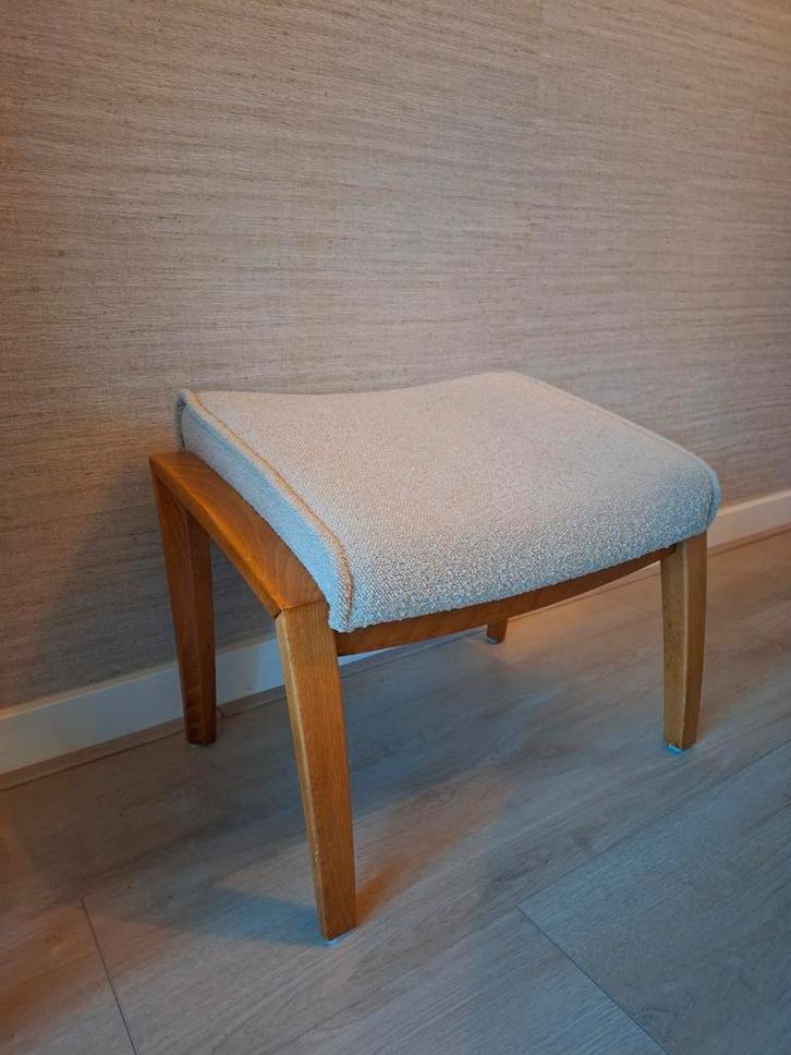 2x Farstrup beige bouclé voetenbankjes, Huis en Inrichting, Banken | Voetenbanken en Poefen, Zo goed als nieuw, 50 tot 75 cm, Minder dan 50 cm