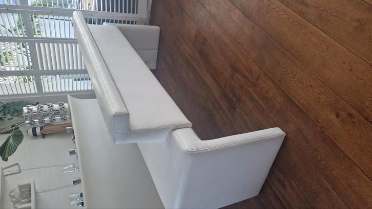 Witte leren design eet tafelbank bar bankje met chrome stang, Huis en Inrichting, Banken | Voetenbanken en Poefen, Zo goed als nieuw