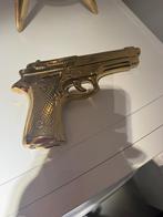 Stenen gouden pistool, Ophalen