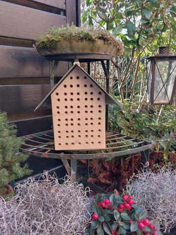 Klein insectenhotel simpel van ontwerp en uitvoering beschikbaar voor biedingen