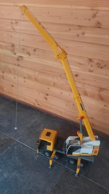 Bruder Liebherr kraan beschikbaar voor biedingen