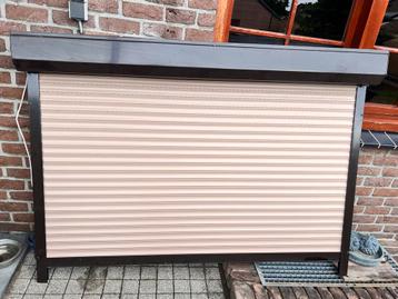 Crème Rolluik met Elektrische Bediening beschikbaar voor biedingen