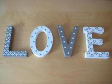 Houten letters + hart beschikbaar voor biedingen