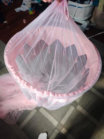 Roze klamboe voor babybedje beschikbaar voor biedingen