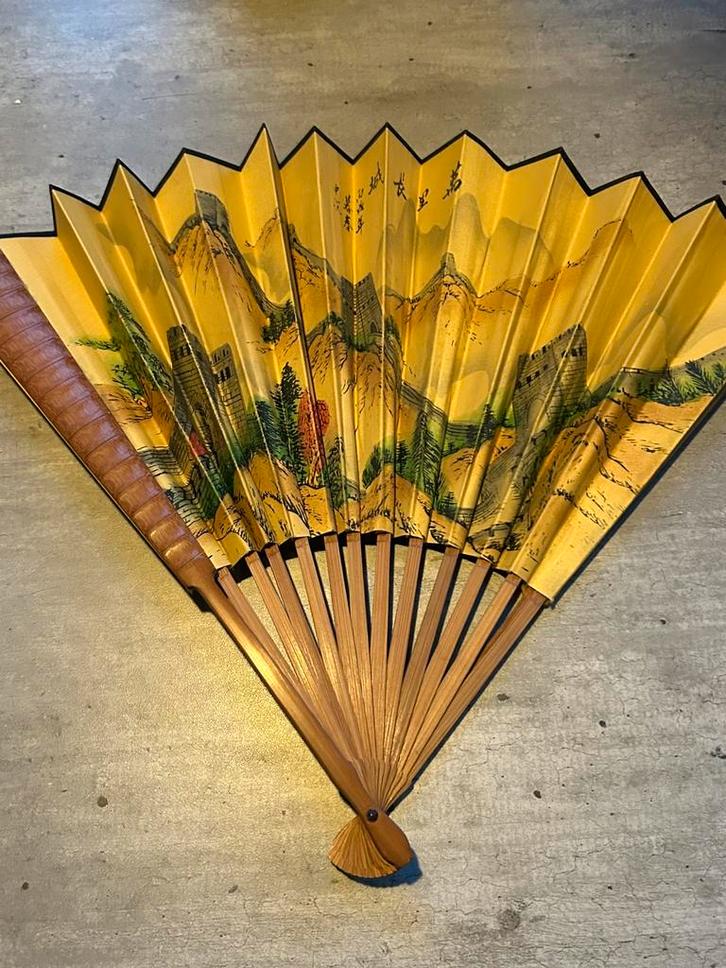 Chinese antieke waaier, Chinese muur en geluks tekens, Antiek en Kunst, Curiosa en Brocante, Ophalen of Verzenden