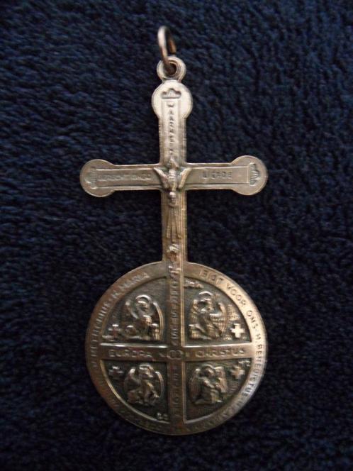 zilverkleurige kruisbeeldhanger, Verzamelen, Religie, Zo goed als nieuw, Christendom | Katholiek, Overige typen, Ophalen of Verzenden