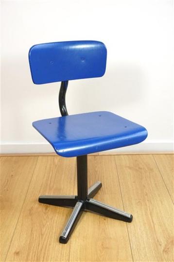 Vintage blauw schoolstoeltje met kruispoten beschikbaar voor biedingen